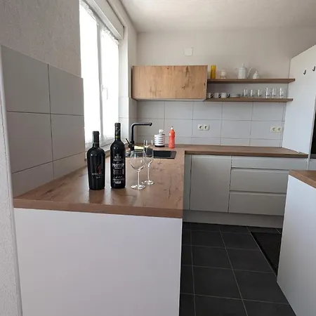 Apartman Stylish With Pool Access Oklaji