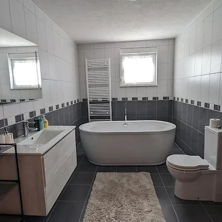 Stylish With Pool Access *