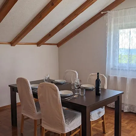 Stylish With Pool Access *