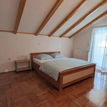 Stylish With Pool Access *