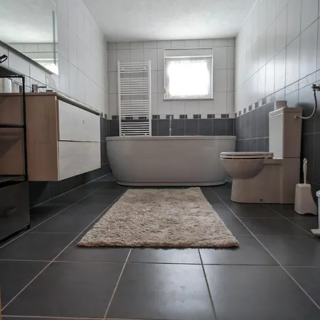 Apartman Stylish With Pool Access Oklaji