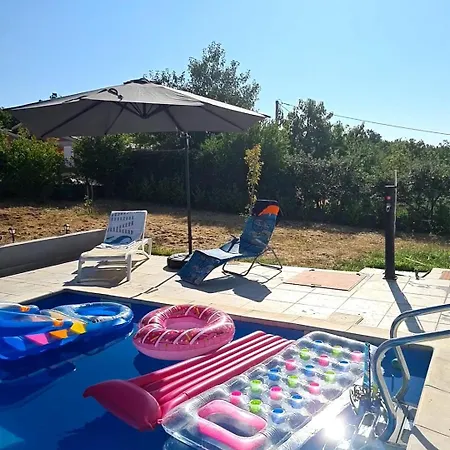 Stylish With Pool Access Apartman Oklaji